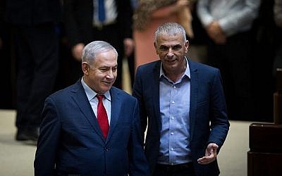 Le Premier ministre Benjamin Netanyahu et le ministre des Finances, Moshe Kahlon, à la Knesset le 13 mars 2018. (Crédit : Hadas Parush / Flash90) Le Premier ministre Benjamin Netanyahu et le ministre des Finances, Moshe Kahlon, à la Knesset le 13 mars 2018. (Crédit : Hadas Parush / Flash90)