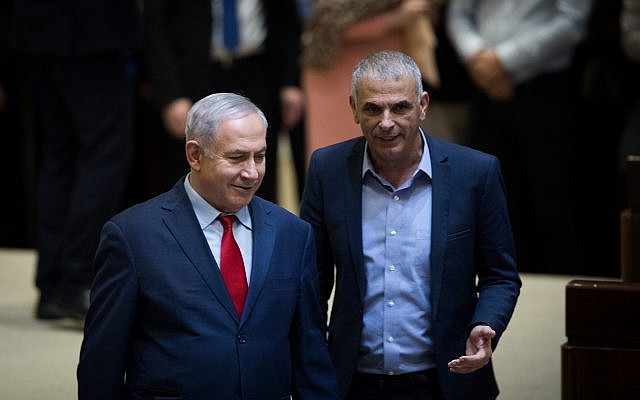 Le Premier ministre Benjamin Netanyahu et le ministre des Finances, Moshe Kahlon, à la Knesset le 13 mars 2018. (Crédit : Hadas Parush / Flash90) Le Premier ministre Benjamin Netanyahu et le ministre des Finances, Moshe Kahlon, à la Knesset le 13 mars 2018. (Crédit : Hadas Parush / Flash90)