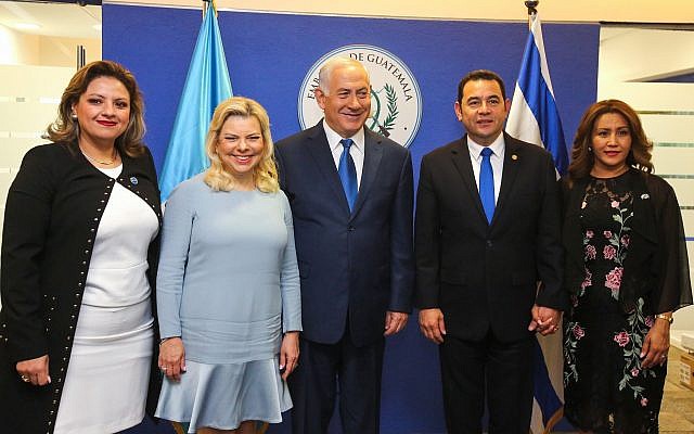 Le Premier ministre Benjamin Netanyahu (au centre) et son épouse Sara, le président guatémaltèque Jimmy Morales (2D), son épouse Patricia (droite) et la ministre guatémaltèque des Affaires étrangères Sandra Jovel (gauche) posent pour une photo lors de la cérémonie d'ouverture officielle de l'ambassade du Guatemala à Jérusalem le 16 mai 2018. (Marc Israel Sellem/Pool)