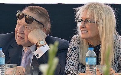 Sheldon Adelson et son épouse Miriam lors de la cérémonie d'inauguration d'une nouvelle faculté de médecine à l'université d'Ariel en Cisjordanie, le 19 août 2018. (Crédit : Ben Dori/Flash90)