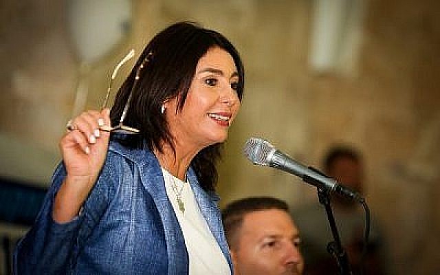 La ministre de la Culture et des Sports, Miri Regev, prend la parole lors d'un événement marquant le Nouvel An juif dans la ville de Safed, au nord d'Israël, le 3 septembre 2018. (David Cohen/Flash90)