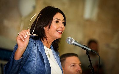 La ministre de la Culture et des Sports, Miri Regev, prend la parole lors d'un événement marquant le Nouvel An juif dans la ville de Safed, au nord d'Israël, le 3 septembre 2018. (David Cohen/Flash90) La ministre de la Culture et des Sports, Miri Regev, prend la parole lors d'un événement marquant le Nouvel An juif dans la ville de Safed, au nord d'Israël, le 3 septembre 2018. (David Cohen/Flash90)