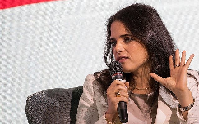 La ministre de la Justice Ayelet Shaked prend la parole à la Conférence "Maariv" à Jérusalem, le 15 octobre 2018 (Crédit : Yonatan Sindel/Flash90).