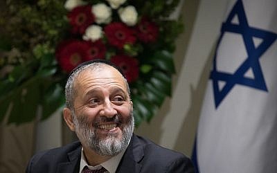 Le ministre de l'Intérieur, Aryeh Deri, assiste à une cérémonie de prestation de serment pour le Conseil rabbinique à la résidence du Président à Jérusalem, le 24 octobre 2018. (Yonatan Sindel/Flash90) Le ministre de l'Intérieur, Aryeh Deri, assiste à une cérémonie de prestation de serment pour le Conseil rabbinique à la résidence du Président à Jérusalem, le 24 octobre 2018. (Yonatan Sindel/Flash90)