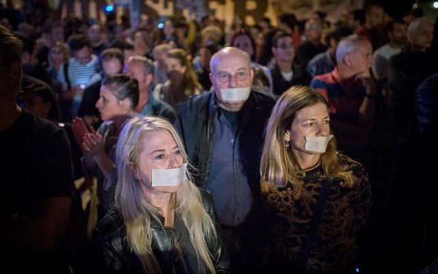Des centaines de personnes assistent à une manifestation contre le projet de loi sur la loyauté culturelle, proposé par la ministre de la Culture Miri Regev, devant la Cinémathèque à Tel Aviv, le 27 octobre 2018. (Miriam Alster/Flash90) Des centaines de personnes assistent à une manifestation contre le projet de loi sur la loyauté culturelle, proposé par la ministre de la Culture Miri Regev, devant la Cinémathèque à Tel Aviv, le 27 octobre 2018. (Miriam Alster/Flash90)