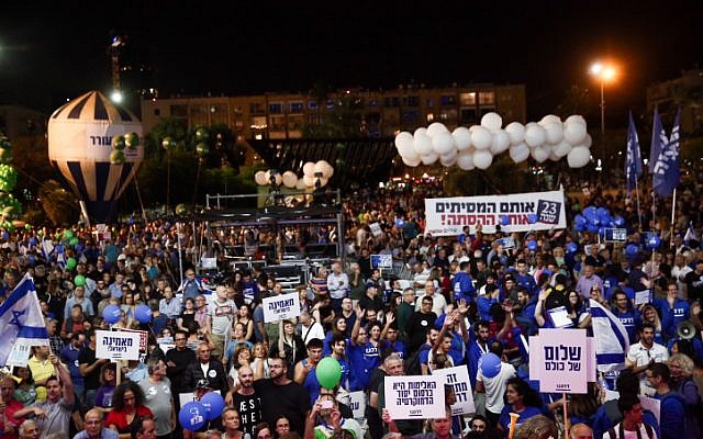 Rassemblement commémorant les 23 ans de l'assassinat du Premier ministre Yitzhak Rabin sur la place Rabin à Tel Aviv le 3 novembre 2018 (Crédit : Miriam Alster / Flash90) Rassemblement commémorant les 23 ans de l'assassinat du Premier ministre Yitzhak Rabin sur la place Rabin à Tel Aviv le 3 novembre 2018 (Crédit : Miriam Alster / Flash90)