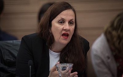 La vice-procureure générale Dina Zilber s'exprime durant une réunion de la commission de l'Education, de la Culture et des sports à la Knesset, le 6 novembre 2018  (Crédit : Hadas Parush/Flash90)