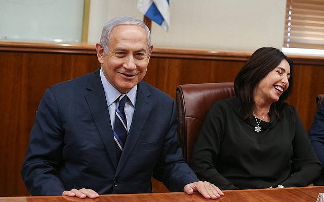 Le Premier ministre Benjamin Netanyahu, à gauche, et la ministre de la Culture   Miri Regev rencontrent les médaillés israéliens d'un tournoi de judo disputé à Abou Dhabi au bureau du Premier ministre de Jérusalem, le 8 novembre 2018 (Crédit : Alex Kolomoisky/Yedioth Ahronoth/Pool)/Flash90)