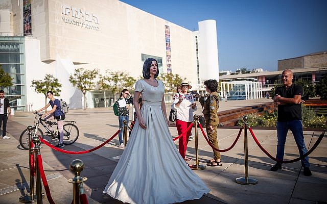 Une statue grandeur nature à l'effigie de la ministre de la Culture et des Sports Miri Regev sur la place HaBima, à Tel Aviv, le 8 novembre 2018. (Crédit : Miriam Alster/Flash90) Une statue grandeur nature à l'effigie de la ministre de la Culture et des Sports Miri Regev sur la place HaBima, à Tel Aviv, le 8 novembre 2018. (Crédit : Miriam Alster/Flash90)