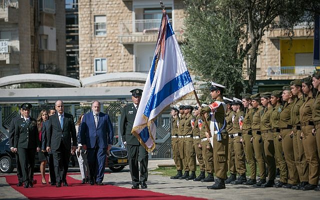 Ghassan Majali, nouvel ambassadeur de Jordanie en Israël, passe en revue une garde d'honneur lors d'une cérémonie pour les nouveaux ambassadeurs à la résidence du président à Jérusalem, le 8 novembre 2018. (Yonatan Sindel/Flash90)