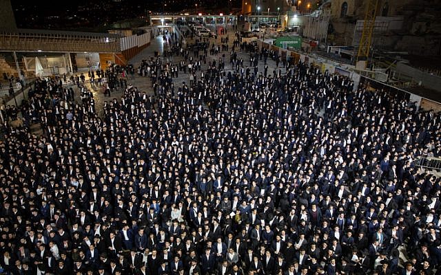 Des hommes juifs ultra-orthodoxes assistent à une manifestation de soutien au candidat du maire de Jérusalem, Moshe Leon, au mur Occidental dans la Vieille Ville de Jérusalem le 12 novembre 2018 (Crédit : Aharon Krohn / Flash90) Des hommes juifs ultra-orthodoxes assistent à une manifestation de soutien au candidat du maire de Jérusalem, Moshe Leon, au mur Occidental dans la Vieille Ville de Jérusalem le 12 novembre 2018 (Crédit : Aharon Krohn / Flash90)