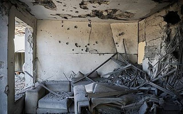 Une maison frappée par une roquette tirée depuis la bande de Gaza dans la ville d'Ashkelon, au sud d'Israël, le 13 novembre 2018 (Hadas Parush/Flash90) Une maison frappée par une roquette tirée depuis la bande de Gaza dans la ville d'Ashkelon, au sud d'Israël, le 13 novembre 2018 (Hadas Parush/Flash90)