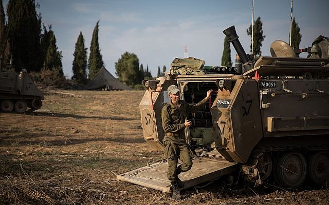Des soldats de l'armée israélienne près de la frontière avec Gaza dans le sud d'Israël, le 13 novembre 2018 (Crédit : Hadas Parush/Flash90)