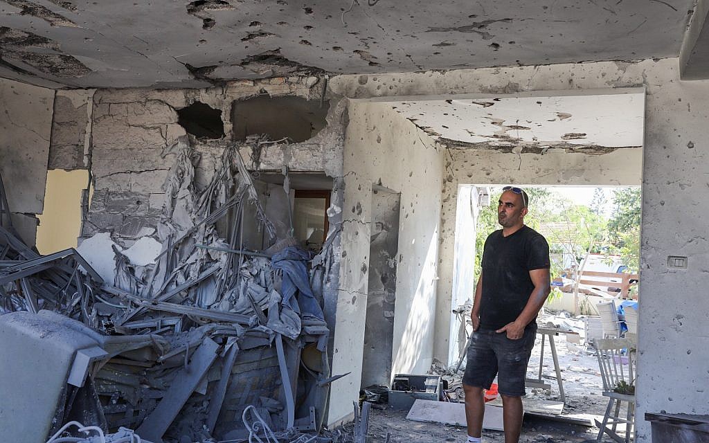 Un homme constate les dégât dans un immeuble d'Ashkelon frappé par une roquette du Hamas, le 13 novembre 2018. (Crédit : Nati Shohat/Flash90) Un homme constate les dégât dans un immeuble d'Ashkelon frappé par une roquette du Hamas, le 13 novembre 2018. (Crédit : Nati Shohat/Flash90)