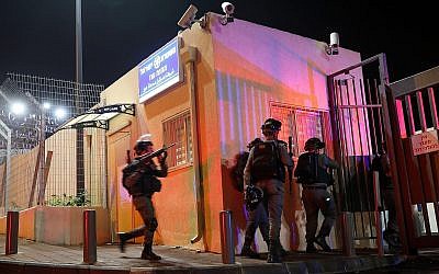 Des agents de la police des frontières sur les lieux d'une attaque au couteau dans un poste de police dans le quartier d'Armon Hanatziv, à Jérusalem, le 14 novembre 2018. (Crédit : Hadas Parush/Flash90)