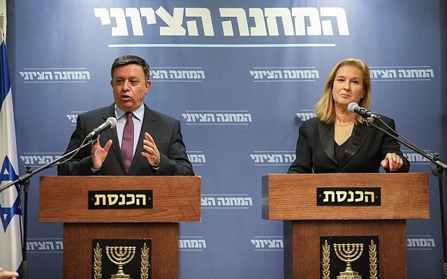 La cheffe de l'opposition Tzipi Livni, à droite, et le président de l'Union sioniste Avi Gabbay, durant une conférence de presse conjointe à la Knesset, après la démission du ministre de la Défense Avigdor Liberman, le 14 novembre 2018. (Crédit : Noam Rivkin Fenton/Flash90) La cheffe de l'opposition Tzipi Livni, à droite, et le président de l'Union sioniste Avi Gabbay, durant une conférence de presse conjointe à la Knesset, après la démission du ministre de la Défense Avigdor Liberman, le 14 novembre 2018. (Crédit : Noam Rivkin Fenton/Flash90)