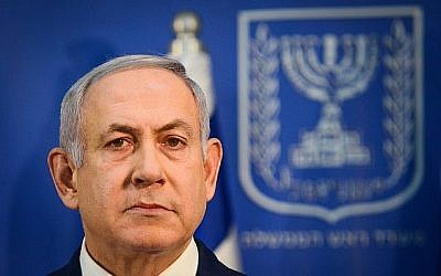 Le Premier ministre Benjamin Netanyahu prend la parole lors d'une conférence de presse au ministère de la Défense à Tel-Aviv, le 18 novembre 2018. (Crédit : Tomer Neuberg / Flash90)