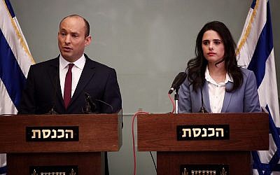Le ministre de l'Education Naftali Bennett et la ministre de la Justice Ayelet Shaked pendant une conférence de presse le 19 novembre 2018 (Crédit : Miriam Alster/Flash90)