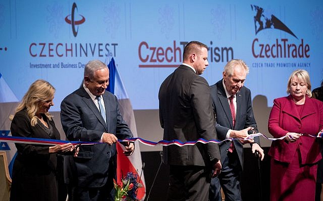 Le Premier ministre Benjamin Netanyahu, son épouse Sara et le président tchèque Miloš Zeman à la cérémonie d'ouverture de la Maison tchèque à Jérusalem, le 27 novembre 2018. (Crédit : Yonatan Sindel/Flash90) Le Premier ministre Benjamin Netanyahu, son épouse Sara et le président tchèque Miloš Zeman à la cérémonie d'ouverture de la Maison tchèque à Jérusalem, le 27 novembre 2018. (Crédit : Yonatan Sindel/Flash90)