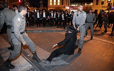 Affrontements entre Juifs ultra-orthodoxes et policiers lors d'une manifestation contre le projet de conscription de l'armée à Jérusalem, le 28 novembre 2018. (Noam Revkin Fenton/Flash90)