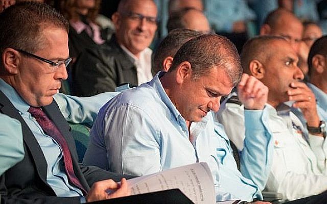 Gilad Erdan (à gauche) et Moshe Edri (2e à partir de la gauche), lors d'une cérémonie d'adieu au chef de la police sortant Roni Alsheich à Beit Shemesh, le 29 novembre 2018 (Yonatan Sindel/Flash90)