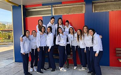 L'équipe féminine israélienne de water-polo, à Barcelone, le 5 novembre 2018. (Crédit : Matan Schwartz/Israeli Water Polo Association)
