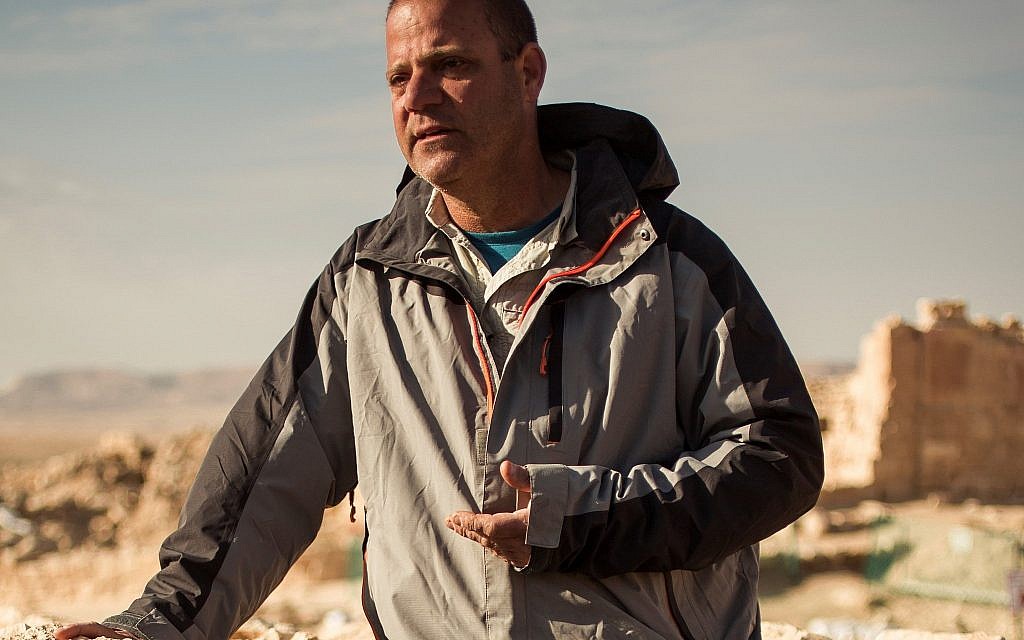 Le professeur Guy Bar-Oz, responsable du laboratoire d'archéo-zoologie de l'institut d'archéologie Zinman de l'université de Haïfa à la fouille de Shivta dans le Néguev. (Crédit : autorisation)