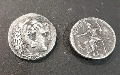 Deux pièces imprimées entre 323 et 325 avant notre ère, pendant les dernières années du règne d'Alexandre le Grand, ont été retrouvées dans les bagages d'un homme au point de passage d'Erez, à la frontière entre Israël et Gaza, le 7 novembre 2018. (Crédit : avec la permission du ministère de la Défense / COGAT)