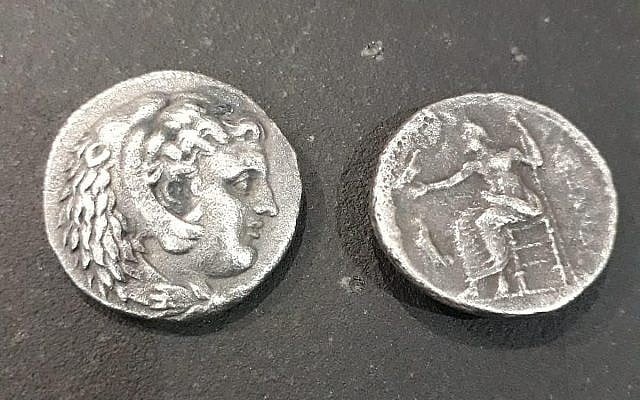 Deux pièces imprimées entre 323 et 325 avant notre ère, pendant les dernières années du règne d'Alexandre le Grand, ont été retrouvées dans les bagages d'un homme au point de passage d'Erez, à la frontière entre Israël et Gaza, le 7 novembre 2018. (Crédit : avec la permission du ministère de la Défense / COGAT)