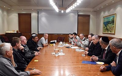 Les leaders communautaires du sud du pays lors d'une réunion avec le Premier ministre Benjamin Netanyahu, des ministres du cabinet et le chef d'Etat-major israélien au bureau du Premier ministre, le 16 novembre 2018 (Crédit : Cabinet du Premier ministre)