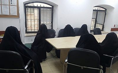 Deux femmes et quatre mineures au poste de police après une opération de police lors d'un mariage de mineurs, dans le quartier ultra-orthodoxe de Mea Shearim, le 29 novembre 2018. (Crédit : police israélienne)