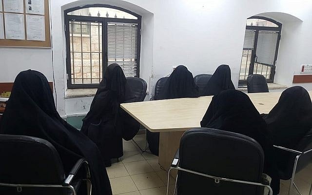 Deux femmes et quatre mineures au poste de police après une opération de police lors d'un mariage de mineurs, dans le quartier ultra-orthodoxe de Mea Shearim, le 29 novembre 2018. (Crédit : police israélienne) Deux femmes et quatre mineures au poste de police après une opération de police lors d'un mariage de mineurs, dans le quartier ultra-orthodoxe de Mea Shearim, le 29 novembre 2018. (Crédit : police israélienne)