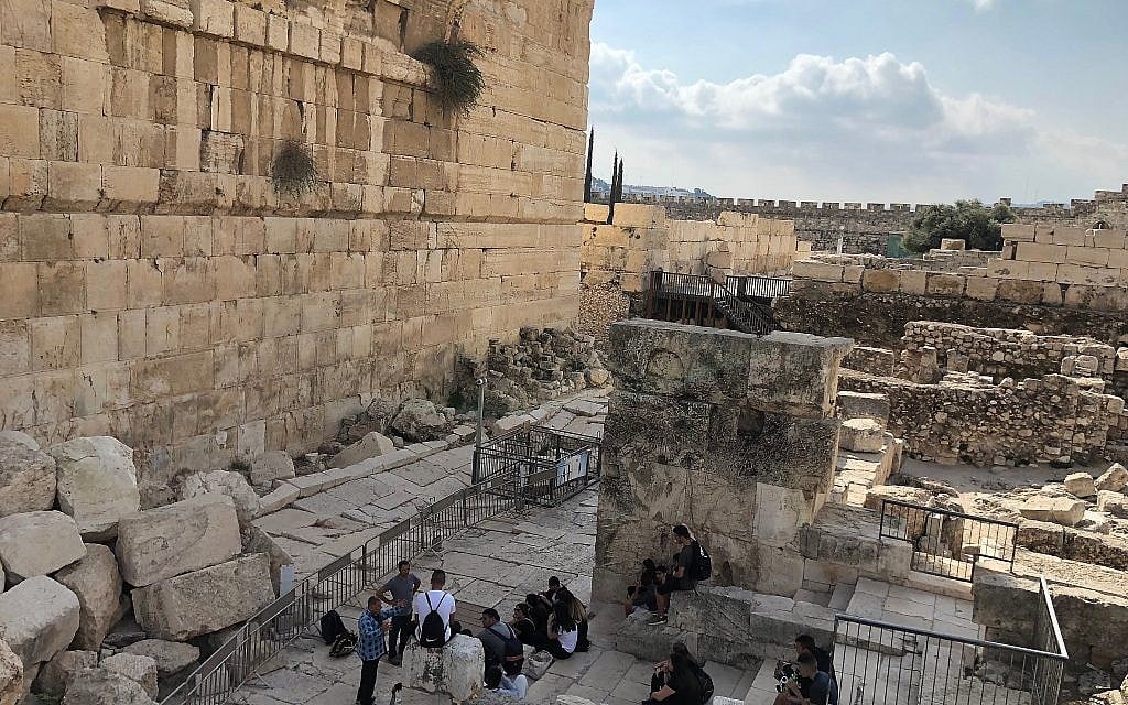 La pierre servant d'unité de mesure du poids dans la Bible "Beka" a été découverte dans de la terre provenant de fouilles archéologiques menées en 2013 sur les fondations du Mur occidental dans un fossé de drainage (photo du 17 octobre 2017 en bas à gauche) directement sous l'Arche de Robinson. (Amanda Borschel-Dan/Times of Israel)