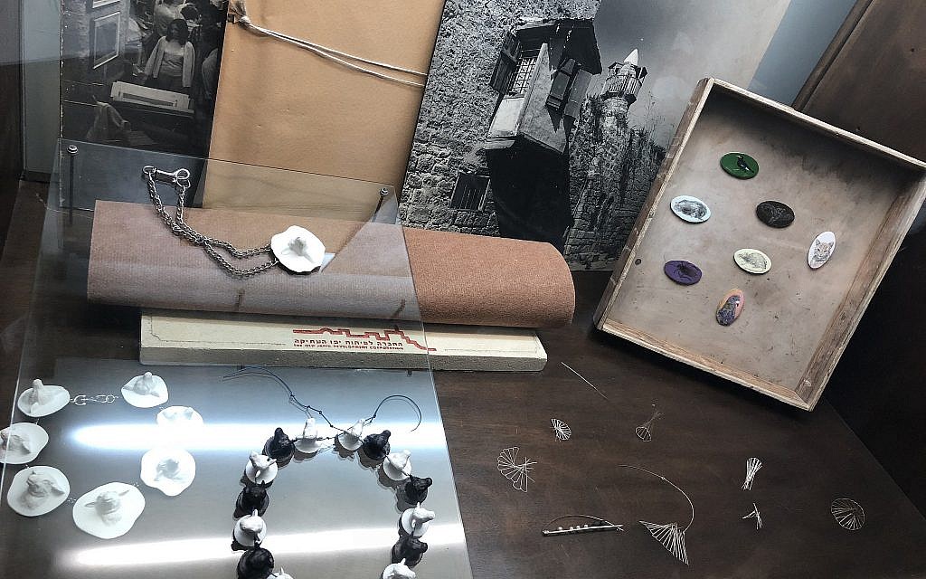 Les têtes de vache et de mouton de Vered Kaminski, dans une matière ressemblant à la porcelaine, un hommage à George Orwell à la Semaine de l'illustration 2018 (Crédit : Jessica Steinberg/Times of Israel)