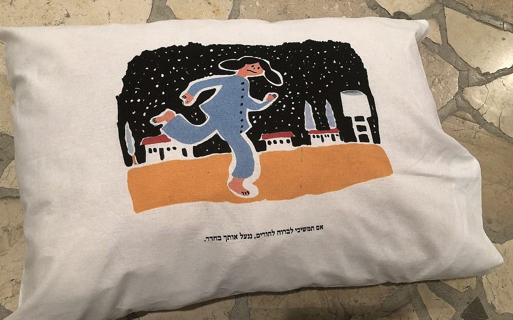 Les taies d'oreilles bizarres et légèrement inquiétantes d'Amit Trainin, qui rappellent son enfance dans un kibboutz, lors de la Semaine de l'Illustration 2018 (Crédit : Jessica Steinberg/Times of Israel)