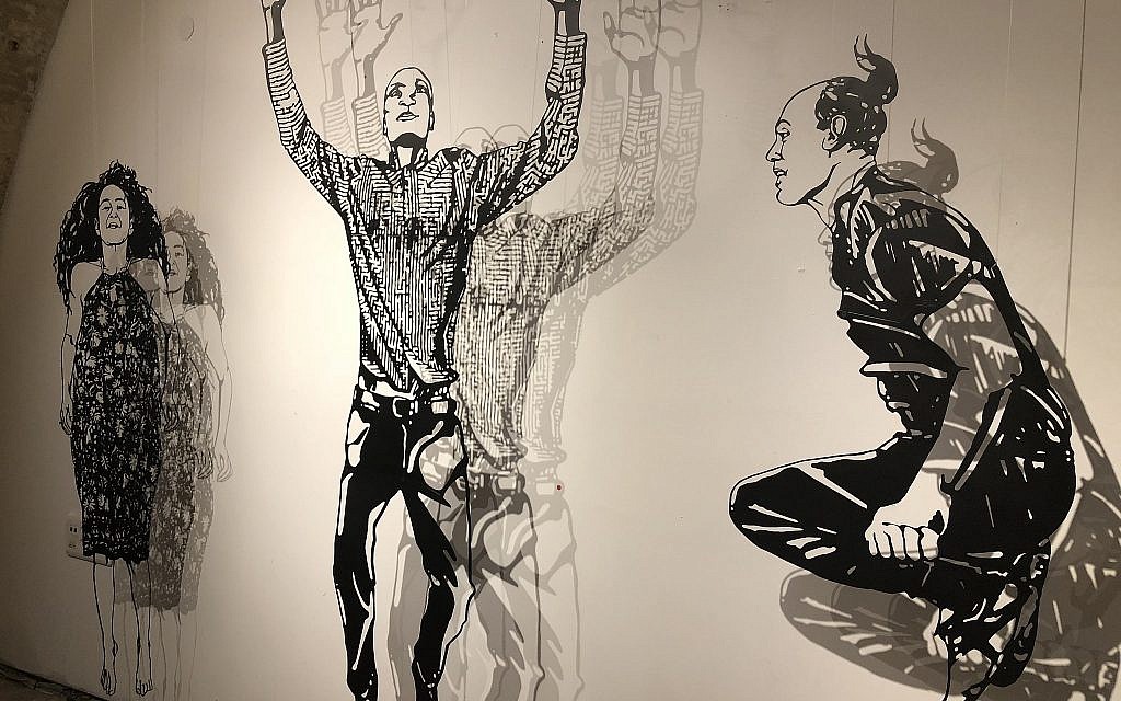 Les figurines coupées au laser de Michal Bachar qui créent des ombres en noir et blanc lors de la Semaine de l'Illustration 2018 (Crédit : Jessica Steinberg/Times of Israel)