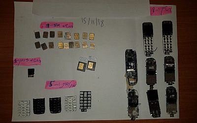 Photo non-datée fournie par un porte-parole de la police montrant les téléphones et autres équipements cellulaires retrouvés sur un ado palestinien soupçonné d'avoir tenté de les livrer à des prisonniers sécuritaires à la prison d'Ofer, en Cisjordanie (Crédit : Police israélienne)