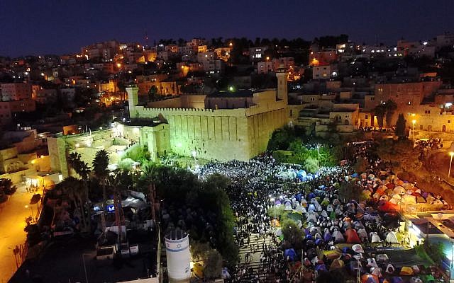 Des dizaines de milliers de fidèles Juifs au Tombeau des patriarches dans la ville de Hébron, en Cisjordanie, le 3 novembre 2018 (Crédit : Police israélienne) Des dizaines de milliers de fidèles Juifs au Tombeau des patriarches dans la ville de Hébron, en Cisjordanie, le 3 novembre 2018 (Crédit : Police israélienne)
