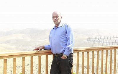 Avi Arieli chez lui, dans l'implantation de Kfar Adumim, le 21 octobre 2018. (Jacob Magid/Times of Israel)