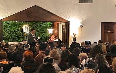 Le rabbin Jonathan Perlman (à gauche) de la synagogue conservatrice de la congrégation New Light à Pittsburgh aux funérailles de son fidèle Melvin Wax, 31 octobre 2018. (Crédit : Amanda Borschel-Dan / Times of Israel)