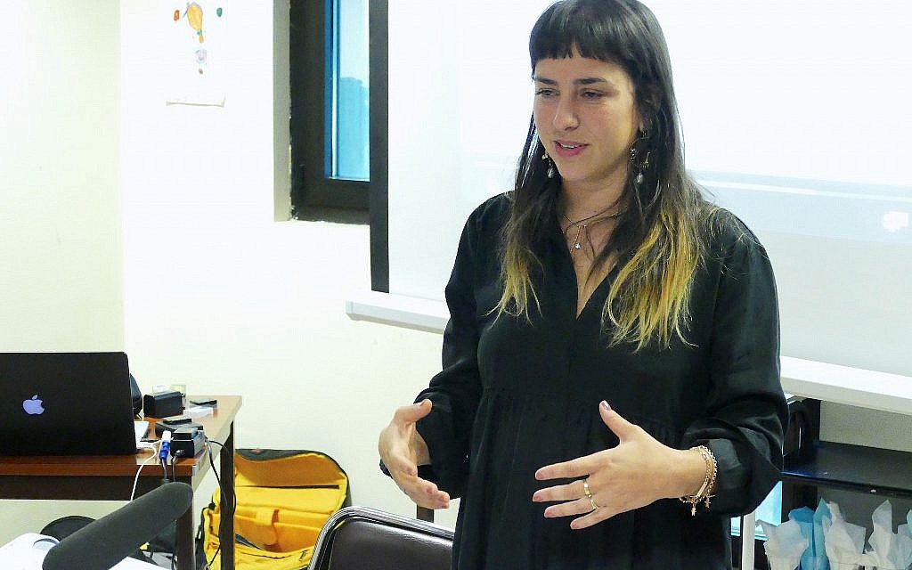 Elinor Agam Ben-David, attachée culturelle de l'ambassade israélienne à Paris, présente l'actualité des artistes, réalisateurs, auteurs, etc... israéliens en France pendant un échange culturel israélo-français cette année devant la GIL (Crédit :  Doug Dalgleish)