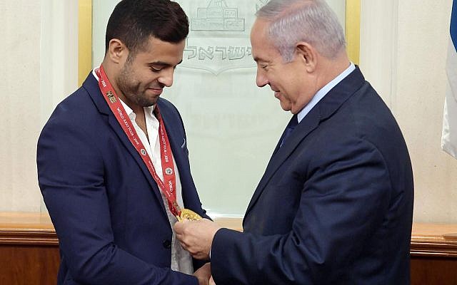 Le Premier ministre Benjamen Netanyahu félicite le judoka Sagi Muki pour sa médaille d'or remportée au Tournoi du Grand Chelem d'Abu Dhabi, (Émirats arabes unis) au cabinet du Premier ministre à Jérusalem, le 8 novembre 2018. (Crédit photo : GPO)