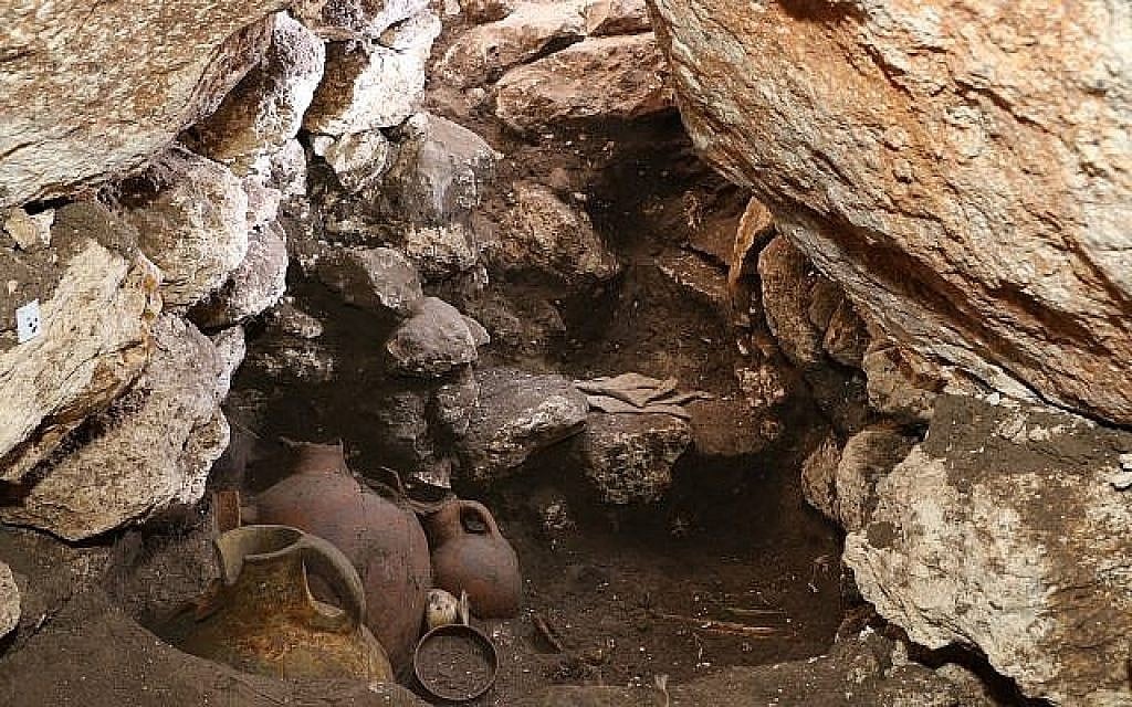 L'intérieur de la Tombe 50, chambre mortuaire jamais dérangée datant d'il y a 3600 ans à Megiddo (Crédit : Robert S. Homsher)