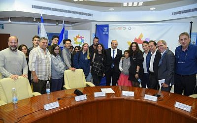Naftali Bennett, ministre de l'Education et des Affaires de la diaspora (au centre) entouré de l'équipe de Qualita et de son directeur Ariel Kandel (2e à droite), lors du lancement du nouveau programme d'intégration destiné aux olim de France "Feel at Home", le 28 novembre 2018. (Crédit : Yossi Ifargan / GPO)
