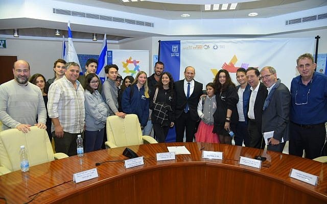Naftali Bennett, ministre de l'Education et des Affaires de la diaspora (au centre) entouré de l'équipe de Qualita et de son directeur Ariel Kandel (2e à droite), lors du lancement du nouveau programme d'intégration destiné aux olim de France "Feel at Home", le 28 novembre 2018. (Crédit : Yossi Ifargan / GPO)