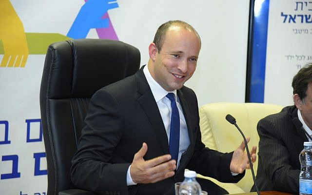 Naftali  Bennett, ministre de l'Education et des Affaires de la Diaspora, présente son nouveau programme d'intégration "Feel at Home" destiné aux olim de France, le 28 novembre 2018. (Crédit : Yossi Ifargan / GPO)
