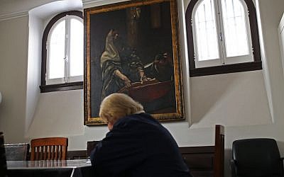 Sur cette photo prise le mardi 5 mai 2015, une femme juive lit un livre à la principale synagogue juive de Lisbonne. Le Portugal a promulgué en mars une loi pour accorder la citoyenneté aux descendants des Juifs séfarades exilés pendant l'Inquisition il y a 500 ans. (AP Photo/Francisco Seco)