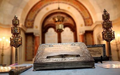 Des objets de culte juifs dans une synagogue de Lisbonne, en 2015, (Crédit :: AP Photo/Francisco Seco)