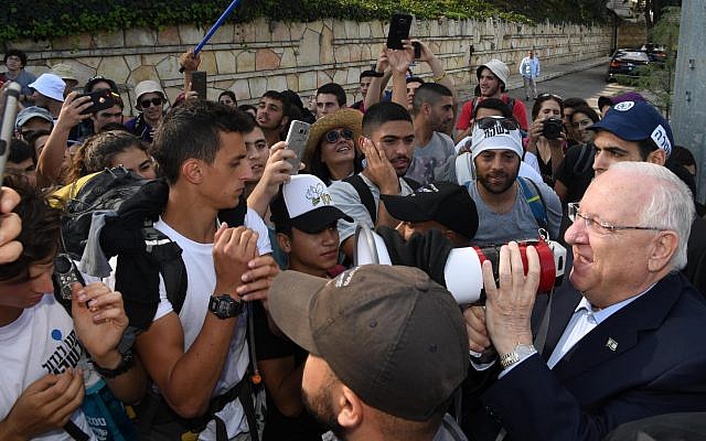 Le président Reuven Rivlin rencontre les jeunes des localités proches de Gaza qui ont organisé une marche vers Jérusalem pour protester contre la situation sécuritaire de leur région, à leur arrivée dans la capitale, le 8 novembre 2018. (Crédit : Haim Zach, GPO)