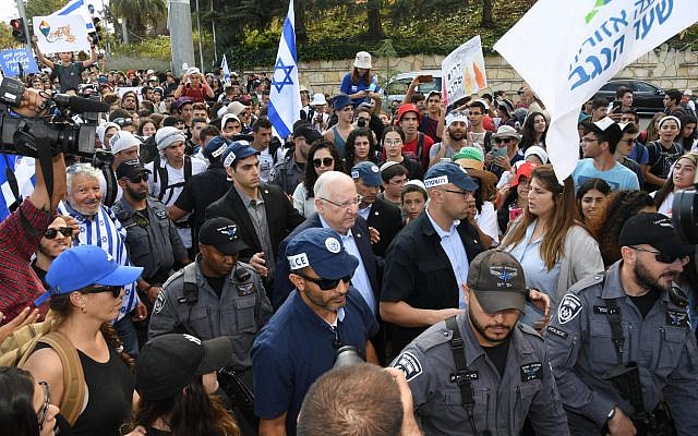 Le président Reuven Rivlin rencontre les jeunes des localités proches de Gaza qui ont organisé une marche vers Jérusalem pour protester contre la situation sécuritaire de leur région, à leur arrivée dans la capitale, le 8 novembre 2018. (Crédit : Haim Zach, GPO)
